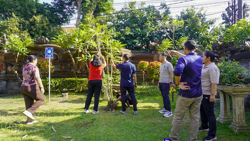 PTUN Denpasar melaksanakan kegiatan Jumat Bersih, Jumat Sehat (Jumberse)
