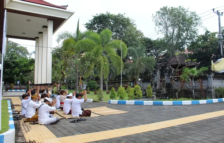 "BINTAL PURTIL" (Bimbingan Mental Purnama Tilem) Pengadilan Tata Usaha Negara Denpasar