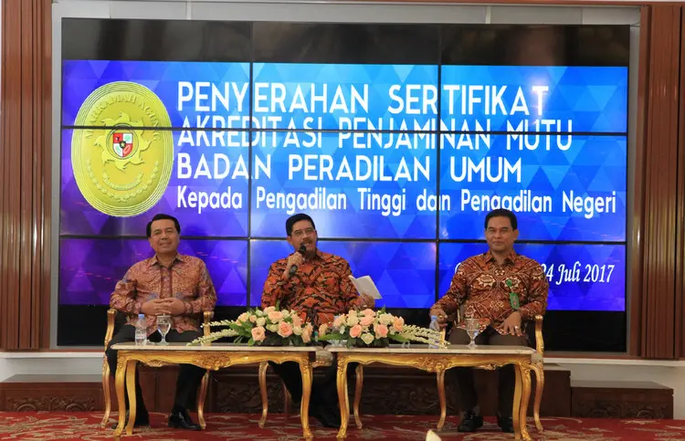 KMA Menyerahkan Sertifikat Akreditasi Penyaminan Mutu Di Bumi Blam Bangan