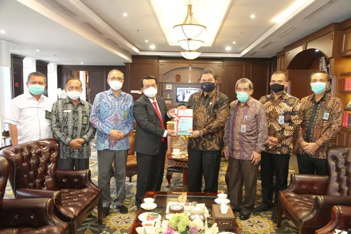 KETUA MAHKAMAH AGUNG MENERIMA LAPORAN HASIL PEMERIKSAAN ATAS KEUANGAN MAHKAMAH AGUNG DARI BPK