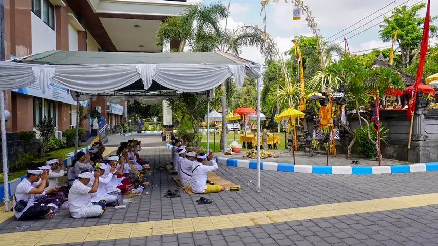 Upacara Piodalan di Pengadilan Tata Usaha Negara Denpasar