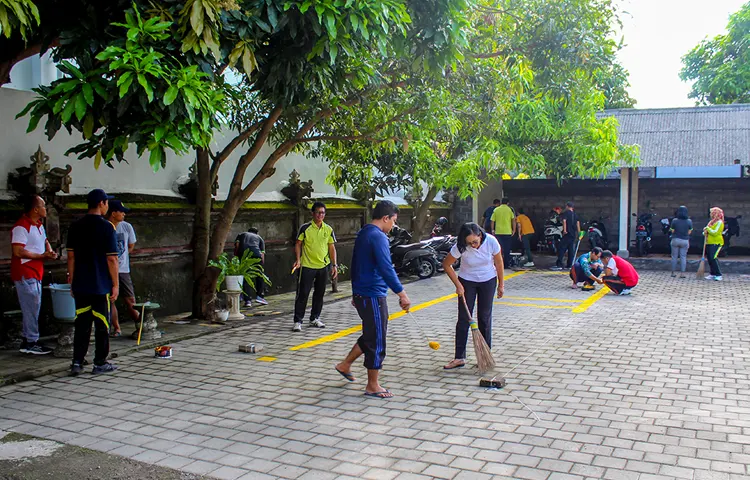 Gotong Royong Jumat Bersih di PTUN Denpasar