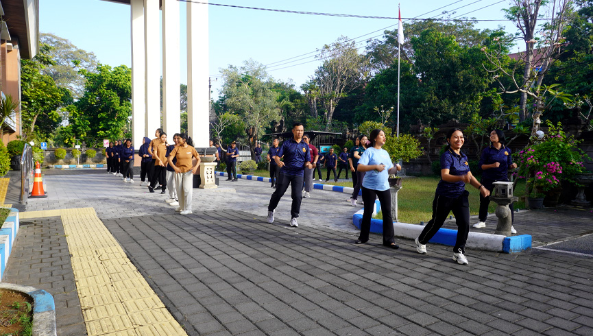PTUN Denpasar Melaksanakan Jumberse (Jumat Bersih Sehat) Dengan Melakukan Senam Bersama
