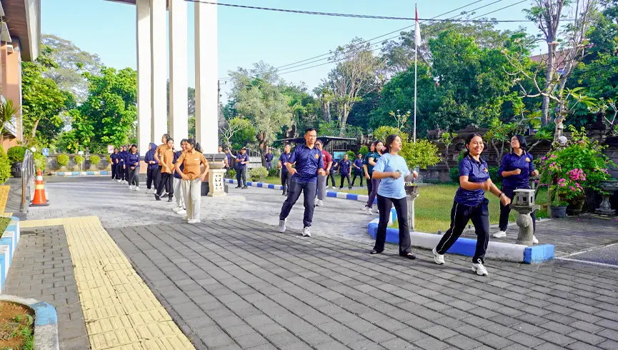 PTUN Denpasar Melaksanakan Jumberse (Jumat Bersih Sehat) Dengan Melakukan Senam Bersama