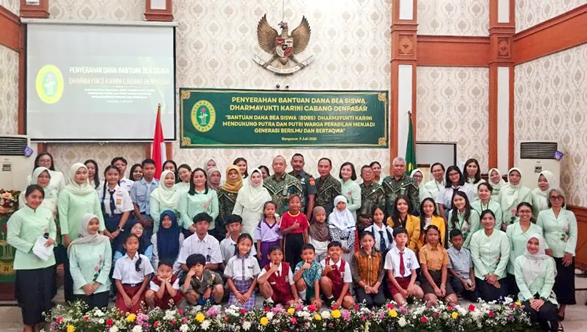 Penyerahan Bantuan Dana Bea Siswa (BDBS) Yang Diselenggarakan Oleh Dharmayukti Karini Cabang Denpasar