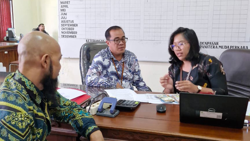 Ketua PTUN Denpasar Melakukan Pemeriksaan Kas Perkara.