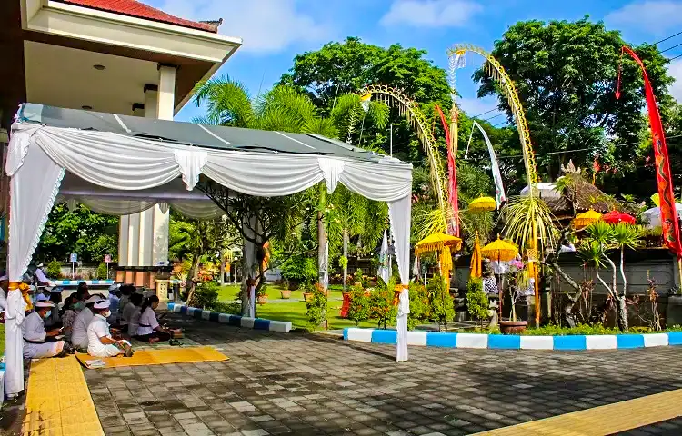 Upacara Piodalan di Pengadilan Tata Usaha Negara Denpasar