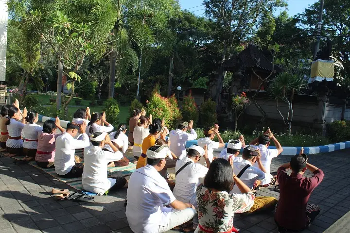 Kegiatan Aparatur Pengadilan TUN Denpasar dalam BINTAL PURTIL (Pembinaan Mental Purnama Tilem)