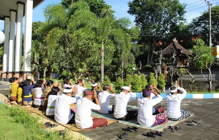 Kegiatan Aparatur Pengadilan TUN Denpasar dalam BINTAL PURTIL (Pembinaan Mental Purnama Tilem)