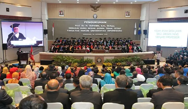 KETUA KAMAR TUN MA DIKUKUHKAN MENJADI GURU BESAR UNDIP