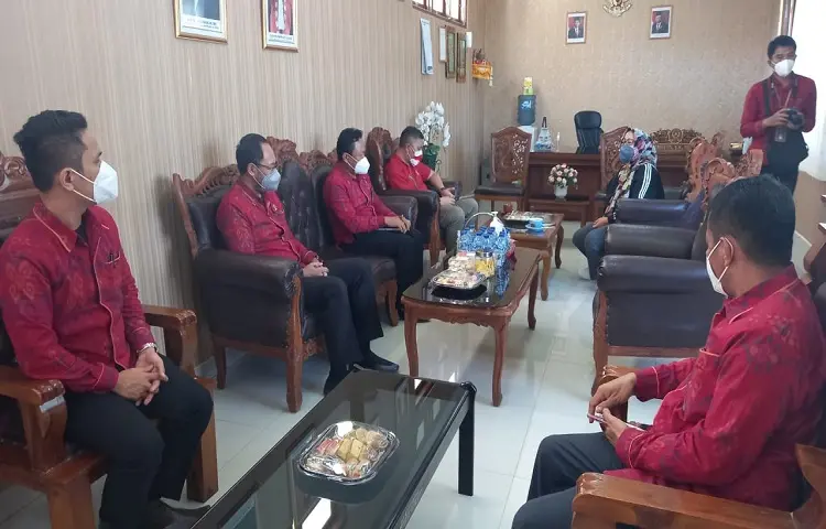 Ketua Pengadilan Tata Usaha Negara Denpasar melakukan Sharing Knowledge ke Pengadilan Negeri Singaraja
