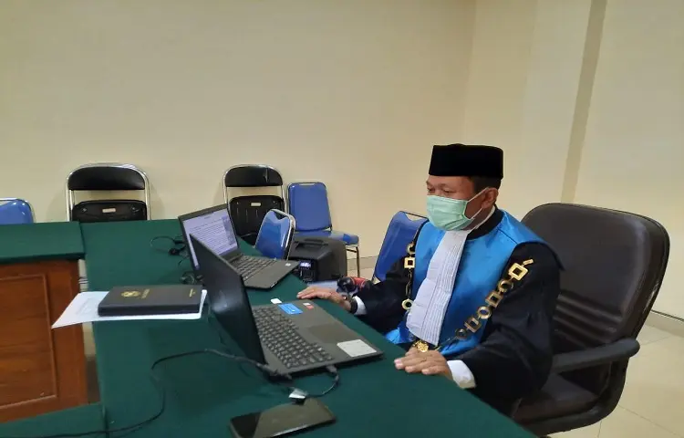 Ketua PTUN Denpasar mengikuti acara Laporan Tahunan MA RI 2020 secara virtual dan warga Pengadilan menyaksikan siaran langsung melalui kanal Youtobe MA RI tautan: hhtps://bit.ly/MA-Live