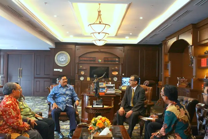 Sampaikan Pesan Emir Kuwait, Duta Besar Kuwait Untuk Indonesia Kunjungi Mahkamah Agung RI