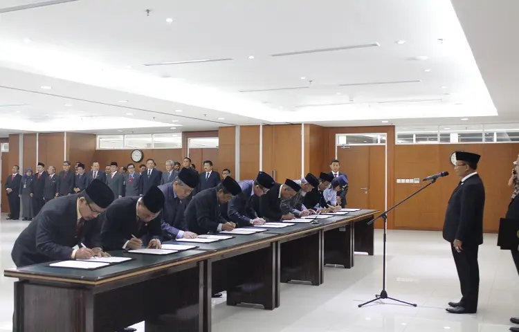 SEKRETARIS MA MELANTIK 9 HAKIM TINGGI PENGAWAS, 2 PEJABAT ESELON II DAN 8 PEJABAT FUNGSIONAL