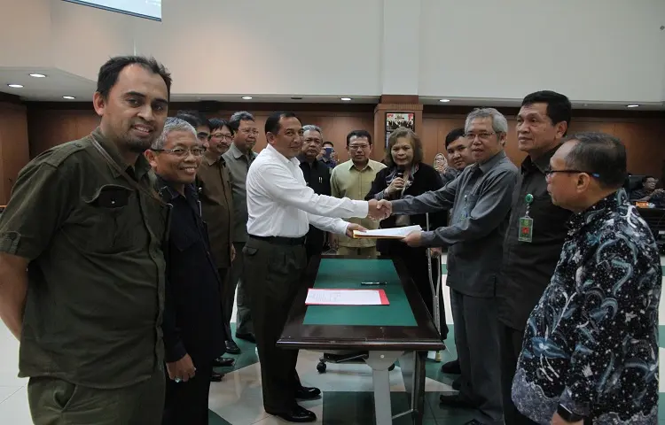 SUBMIT I : Penyerahan Lembar Kerja Evaluasi RB Di Mahkamah Agung Oleh Ketua Tim Sekretariat Mahkamah Agung Kepada Kabawas Selaku Koordinator Assessor