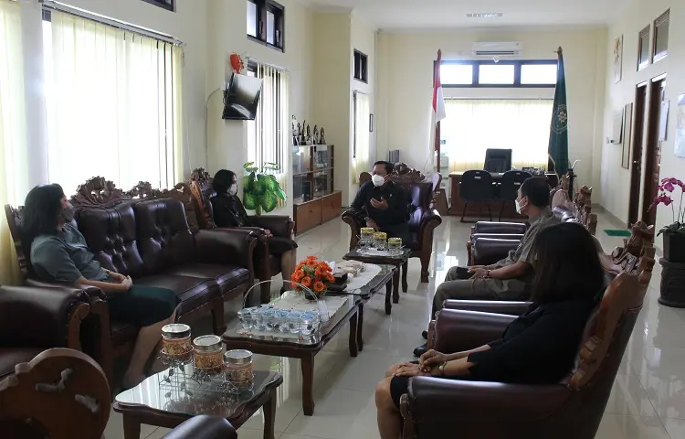 Tali Asih dari Pengadilan Tata Usaha Negara Denpasar kepada Pegawai yang sakit opname