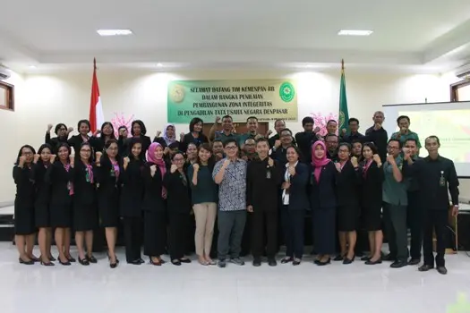 Tim Evaluator Kemenpan RB melaksanakan Penilaian Lapangan Pembangunan ZI di PTUN Denpasar